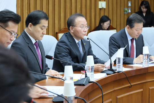 윤재옥(오른쪽 두번째) 국민의힘 원내대표가 25일 오전 국회에서 열린 당 원내대책회의에서 발언하고 있다.<연합뉴스>